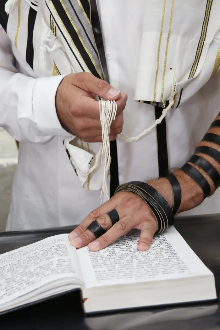 תשמישי קדושה מבית אות והדר